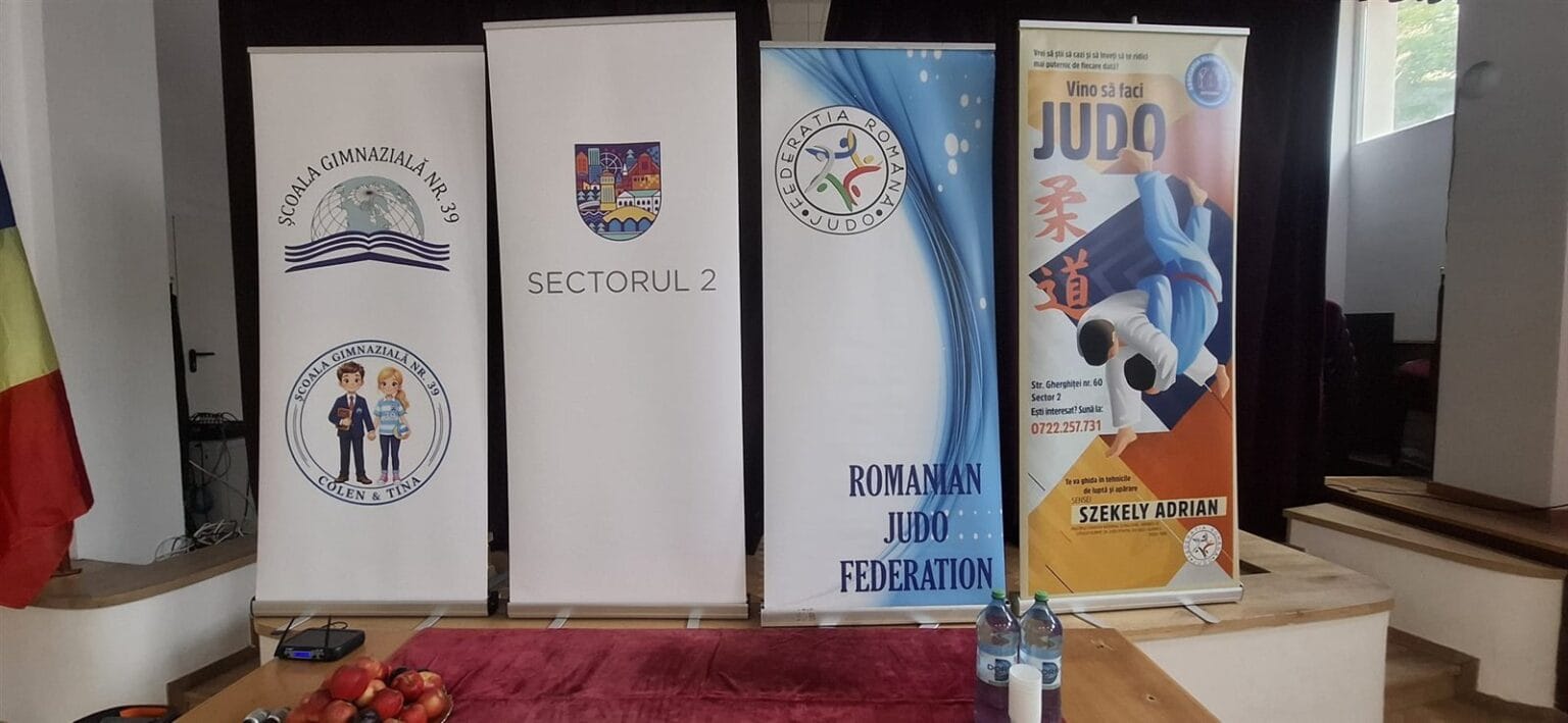Pasiunea pentru mașini nu cere buget: un colț de birou ajunge Bannerele Federatiei Romane de Judo, Sectorului 2 si Scolii Gimnaziale nr. 39